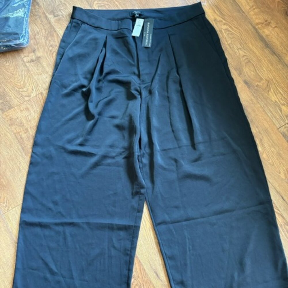 Banana Republic Women's Silky Pleated Pants - Size 18 - Black